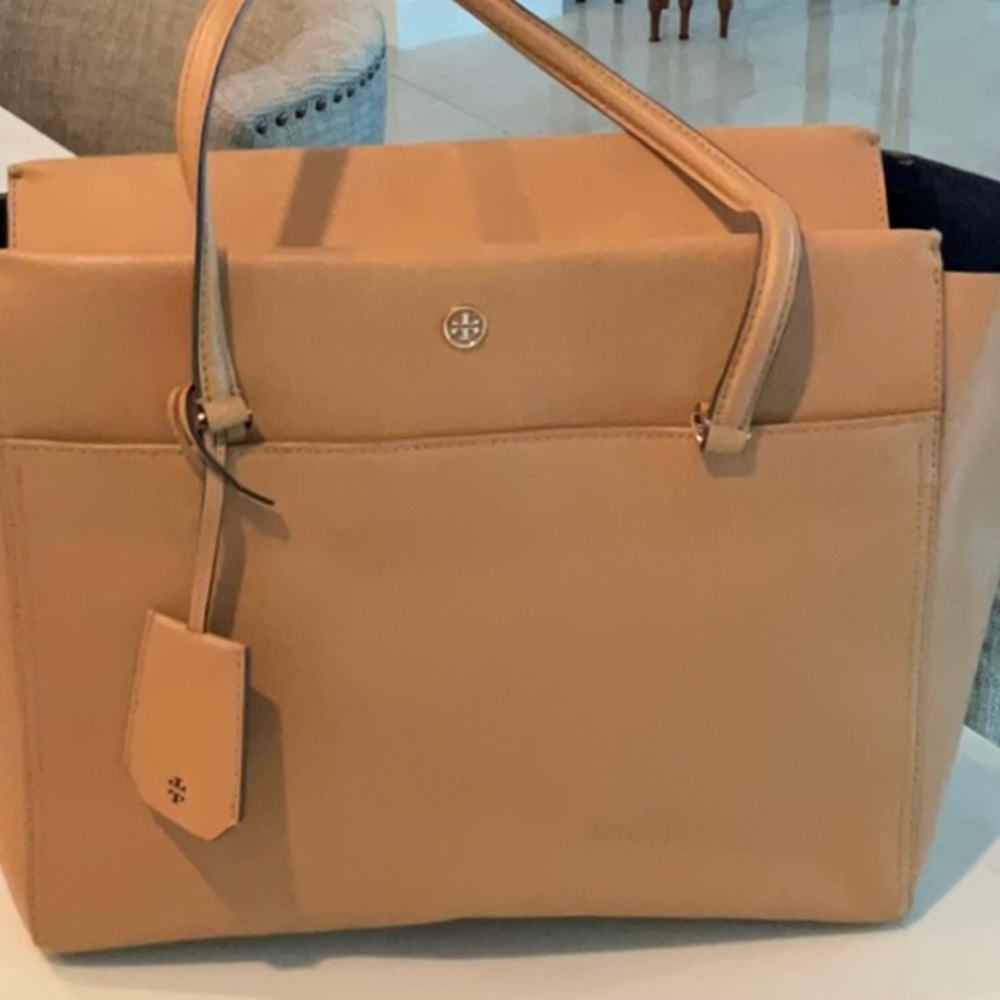 Tory Burch Tan Tote Bag with Elegant Design